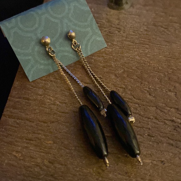 Black stone silver chain dangle post earrings - Picture 2 of 3